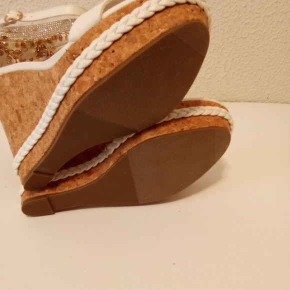 Shoe dazzle White Faux Leather Rhinestone Ankle 5 I/2" Wedge Heels sz 9 - Picture 14 of 14
